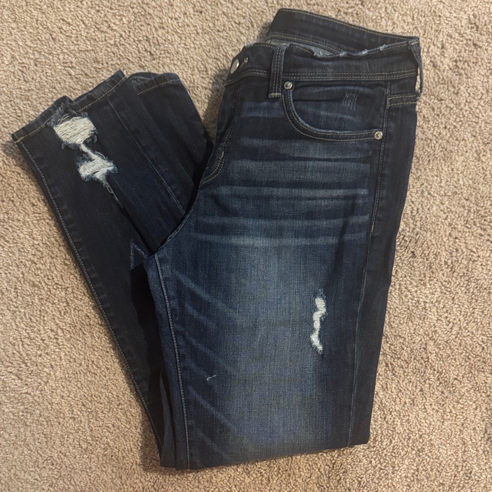 Buckle Women’s Skinny Jeans in Dark Indigo with Distressed Details